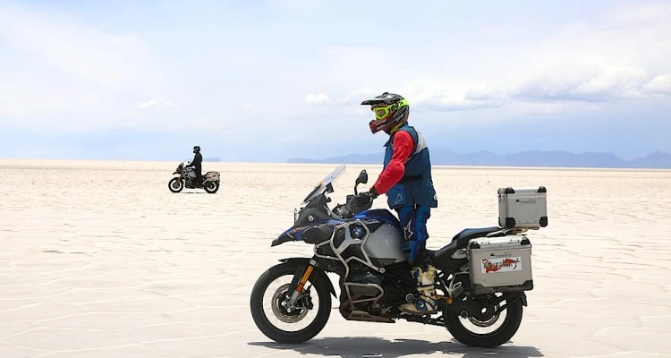 Salar Uyuni 2 motos accion